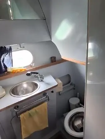 船上ホテル Boat Rent Napoli *