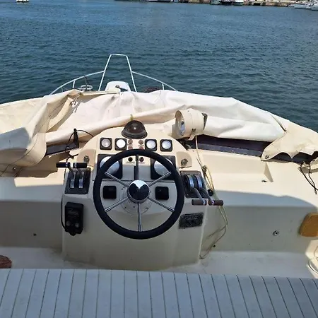 船上ホテル Boat Rent Napoli *